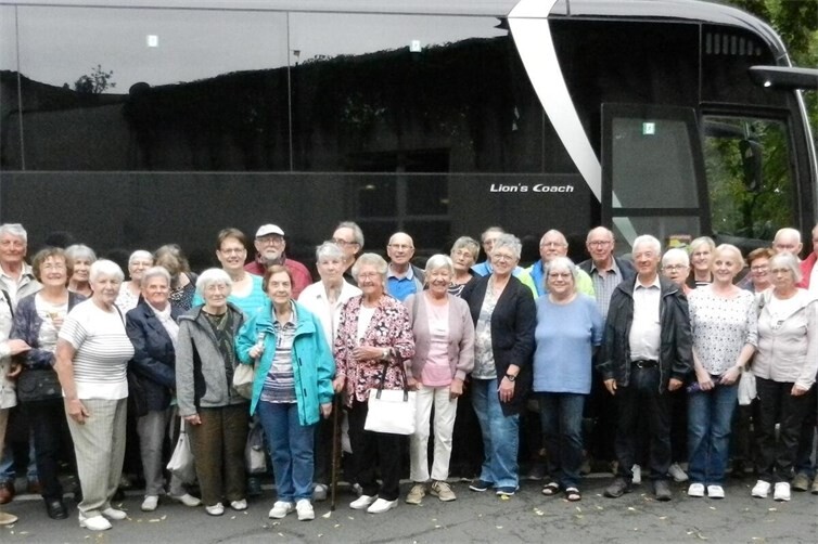 Die Reisegruppe des VdK Bad Hönningen-Rheinbrohl vor der Abfahrt in Limburg