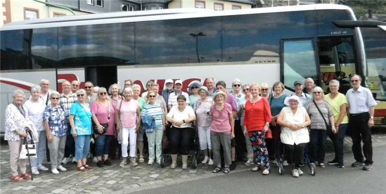 Die Reisegruppe des VdK Bad Hönningen-Rheinbrohl vor der Schifffahrt in Bernkastel-Kues..  Foto: Hans Werner Kaiser