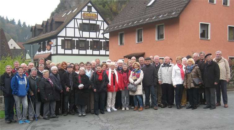 Die Reisegruppe im Felsendorf Tüchersfeld.privat
