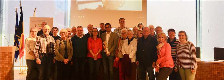 Die Reisegruppe im Parlament der Deutschsprachigen Gemeinschaft Belgiens mit dem stellvertretenden Ministerpräsidenten Antonios Antoniadis (mit einer Flasche Meckenheimer Obstler). Foto: privat