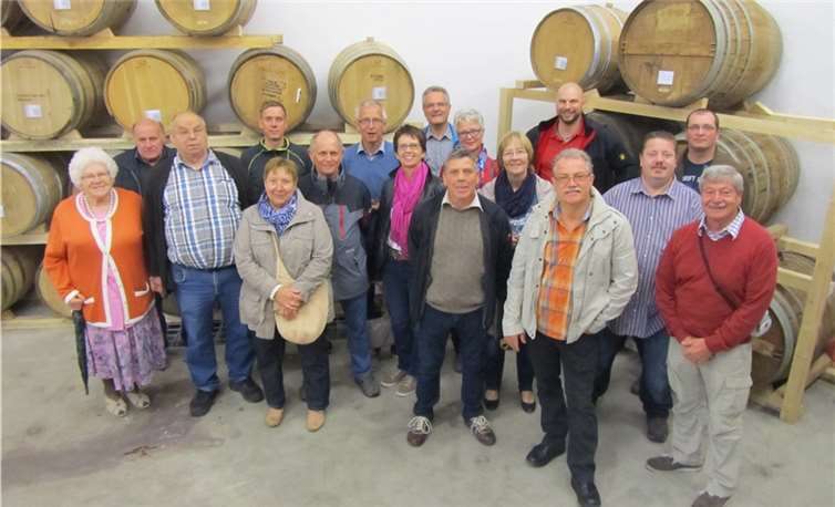 Die Reisegruppe im Whisky-Lager der Birkenhof-Brennerei.privat
