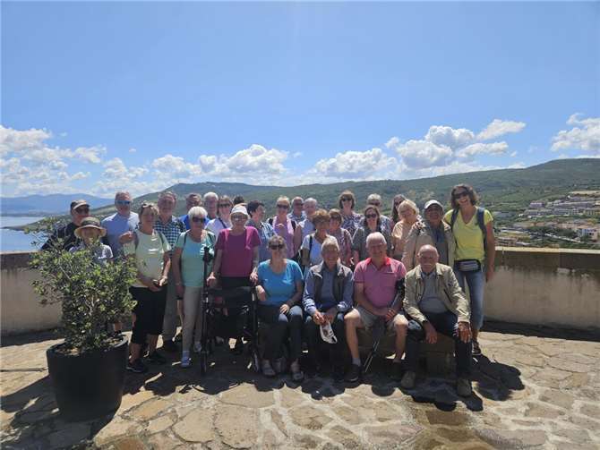 Die Reisegruppe in Castelsardo mit Reiseleiter Giuseppe. Foto: Simone Kirst