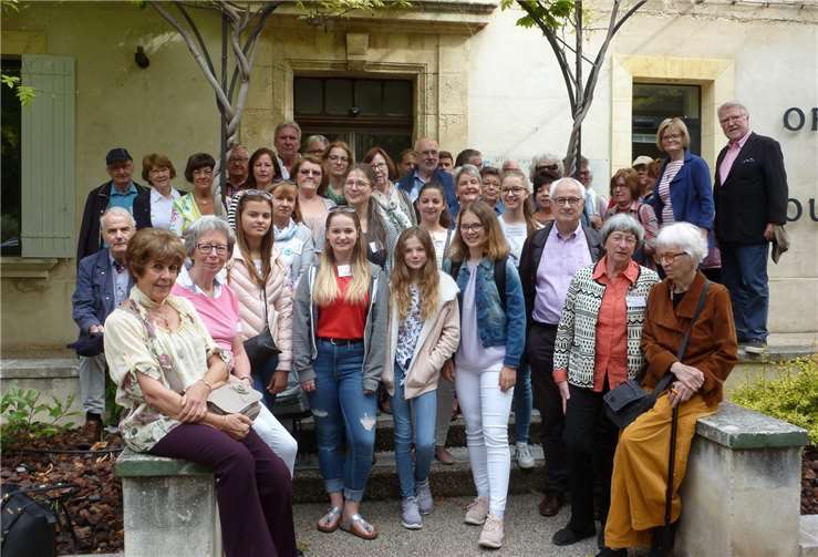 Die Reisegruppe mit Christian Martin (3.v.r.) bei der Stadtbesichtigung von Villeneuve lez Avignon. privat