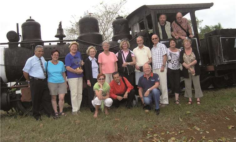 Die Reisegruppe mit Jorge Luis und Wilfried Pfeiffer (kniend). privat