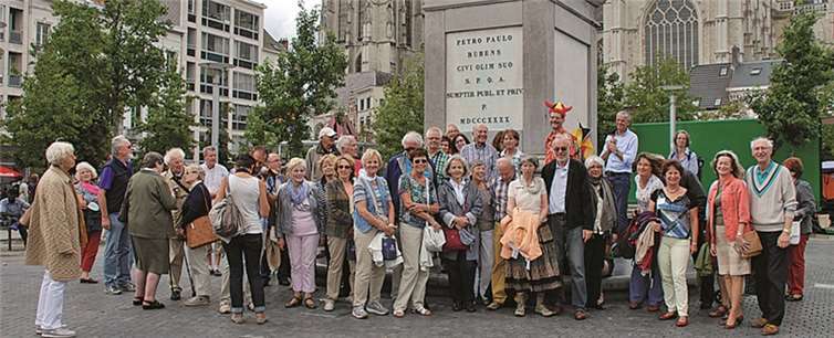 Die Reisegruppe nahm auch das Rubens-Denkmal in Augenschein.privat