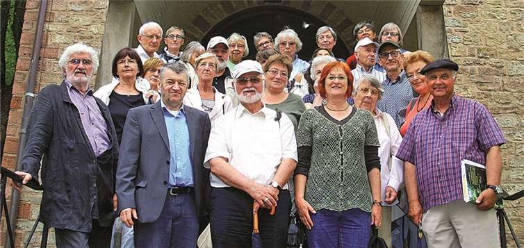 Die Reisegruppe vor dem Eingang der Synagoge in Trier.  Privat