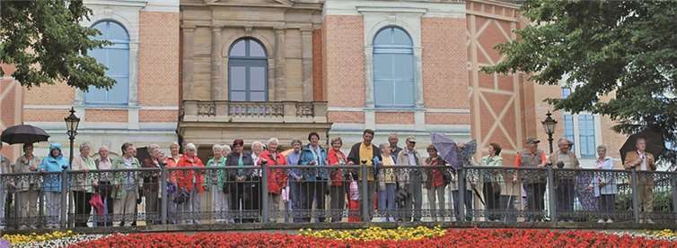 Die Reisegruppe vor dem Festspielhaus in Bayreuth.  Privat