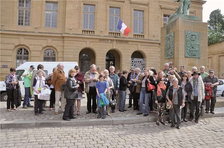 Die Reisegruppe vor dem „Office de Tourisme“ in Metz. privat