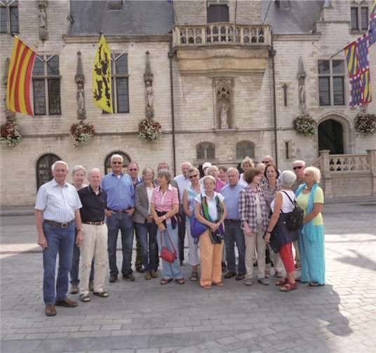 Die Reisegruppe vor dem Rathaus in Dendermonde. privat