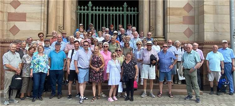 Die Reisegruppe vor dem Speyrer Dom.  Foto: Sascha Fiedler
