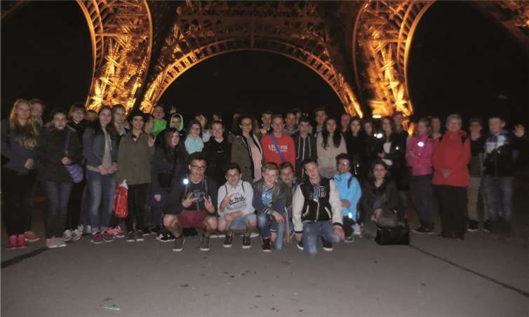 Die Reisegruppe vor dem - manchmal leuchtenden - Wahrzeichen von Paris: dem Eiffelturm. privat