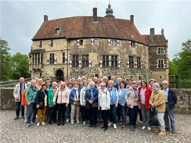 Die Reisegruppe vor der Burg Vischering.  Foto: privat