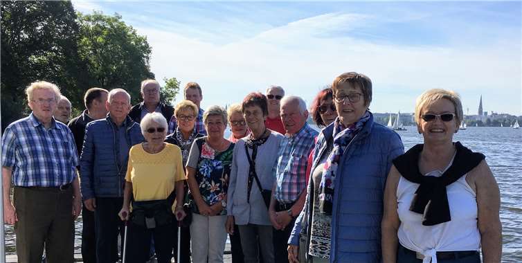 Die Reisegruppe vor der herrlichen Kulisse der Außenalster.privat