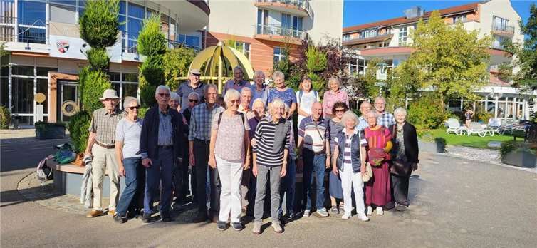 Die Reisegruppe vor ihrem Hotel im kleinen Kurort Bad Gögging.  Foto: privat