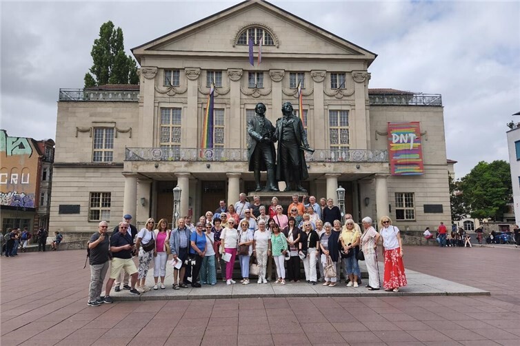 Die Reisegruppe wird von Goethe und Schiller auf dem Theaterplatz in Weimar begrüßt