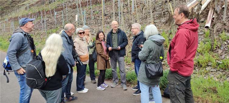 Die Reisejournalisten zeigten großes Interesse an den weintouristischen Angeboten im Ferienland Cochem. Verkehrsamtsleiter Harald Bacher begleitete sie durch die Region.  Foto: Ines Seidmacher, Deutsche Zentrale für Tourismus