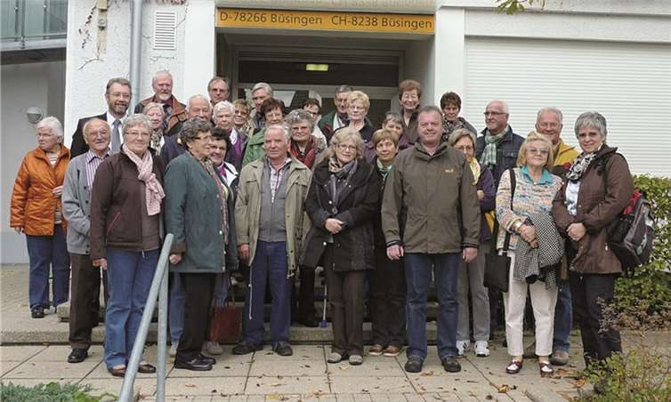 Die Reisenden vor dem Postamt in Büsingen. privat
