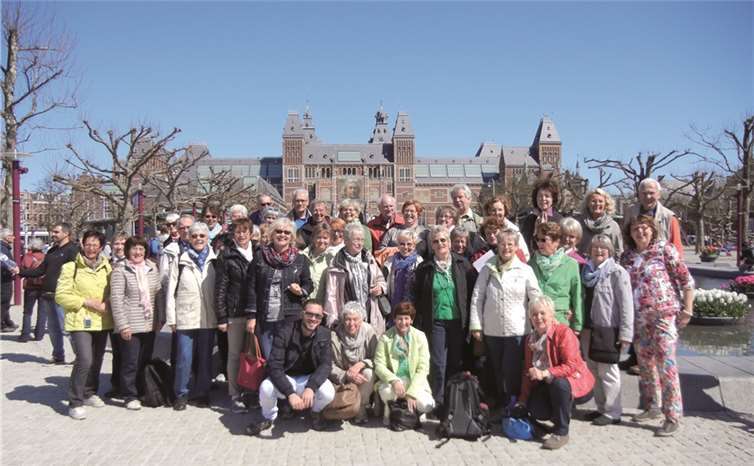 Die Reisenden vor dem Rijksmuseumj in Amsterdam. privat