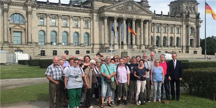 Die Reiseschar des Kirchenchores „St. Michael“ Kasbach-Ohlenberg gemeinsam mit Erwin Rüddel (r.) vor dem Reichstagsgebäude.privat