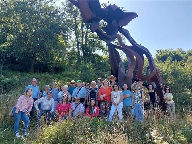 Die Reiseteilnehmer mit ihren Gastgebern an der Nachbildung eines Waldelefanten auf dem Oberfeller Bleidenberg. Foto: privat
