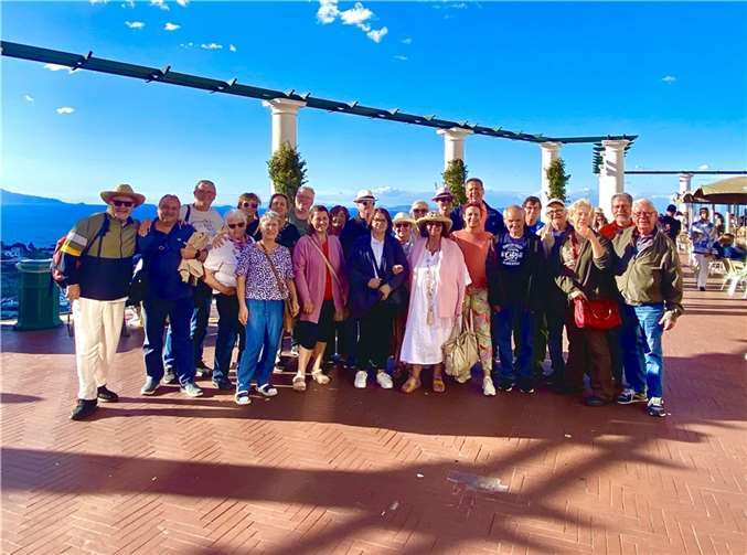 Die Reiseteilnehmer mit ihren Gastgebern an einem Aussichtspunkt der Insel Capri. Fotos: privat