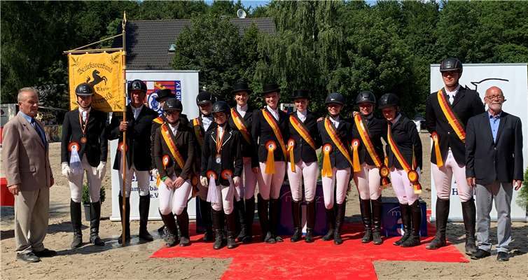 Die Reiterinnen und Reiter des gastgebenden RV Kannenbäckerland (re. Vors. Bernd Hübner) siegten sowohl im Mannschafts-Dressurwettbewerb als auch im Springen. Sie eroberten beide Bezirksmeistertitel. Foto: KER