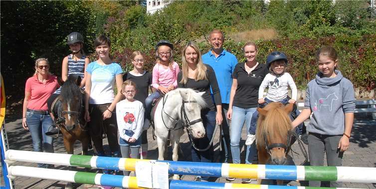 Die Kannenbäckerstadt bat zu Tisch Die Reitschule Harald Petter ließ Kinder eine Runde auf den braven Ponys drehen.Fotos: KER