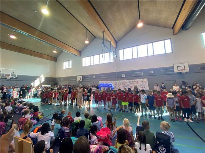 Die Rektorin Corinna Stühm und die Leiterin der OGS Uta Rühlberg begrüßen die Erstklässler gemeinsam mit allen Kindern der Stufe 2. Foto: privat