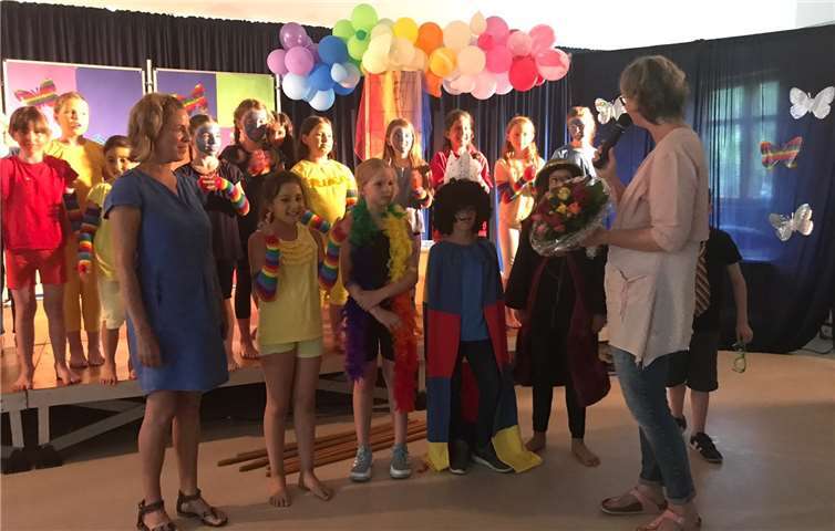 Die Rektorin Melanie Freiholz forderte die Kinder auf, die bunte Botschaft in die Welt zu tragen.Foto: privat