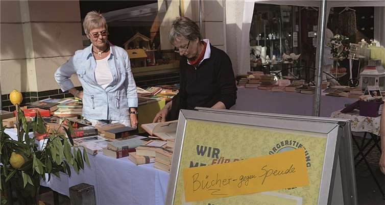 Die Remagener Bürgerstiftung bot ihre Bücher an.AB