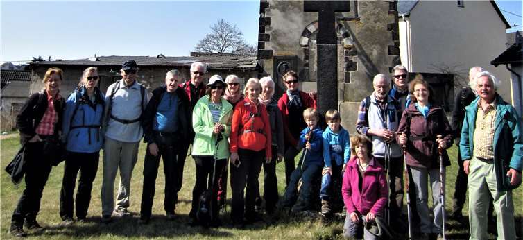 Die Remagener Eifelfreunde standen gleich zu Beginn ihrer Wanderung vor einem vergessenen, romanischen Kirchturm. Foto: privat