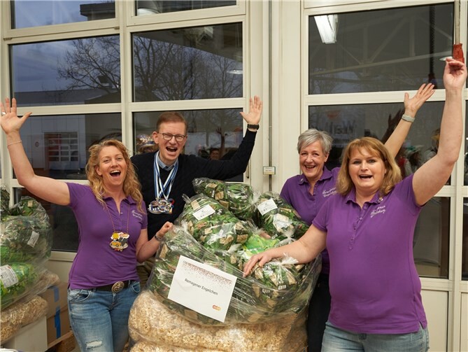 Die Remagener Engelchen waren unter den 11 Gewinnern der evm-Palettenparty und freuen sich über das Wurfmaterial.