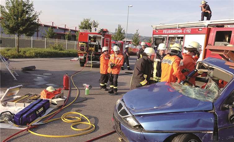 Die Remagener Feuerwehr simulierte einen Unfall, der den Beteiligten hohe Konzentration abforderte.privat