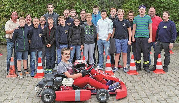 Die Remagener Feuerwehrjugend mit Alexander Ziob (l.) und Rainer Krupp und Dirk Schorn (2.v.r. und r.) hinter dem tollen Kart. AB
