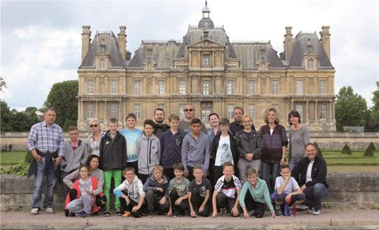 Die Remagener Fußballer mit ihren Betreuerinnen und Betreuern vor dem schönen Schloss von Maisons Laffitte. privat