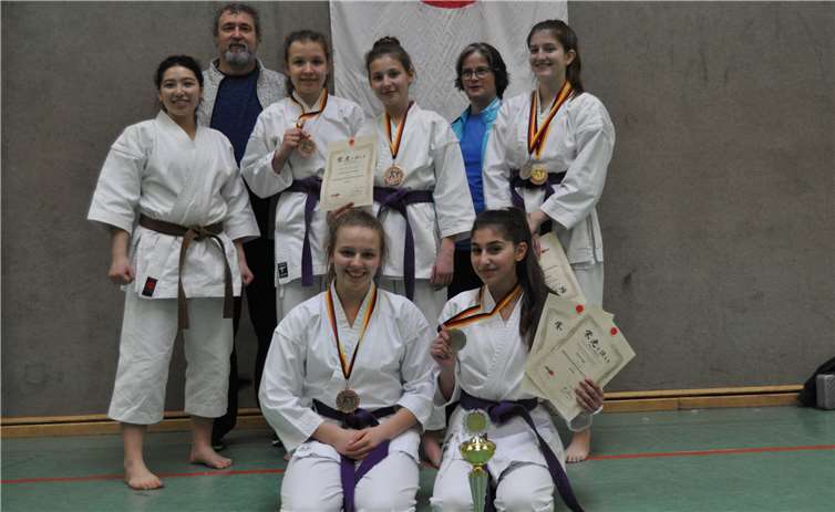 Die Remagener Karatekas nahmen an der Mitteldeutschen Meisterschaft in Dieburg teil: Victoria, Denis (untere Reihe), Andrea, Flora, Serfina, Annika (mittlere Reihe) sowie die Betreuer Günther Szech und Ingrid Holzinger. Foto:privat