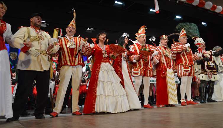 Die Remagener, Kripper und Wölle-Tollitäten gemeinsam auf der Bühne. Fotos: AB