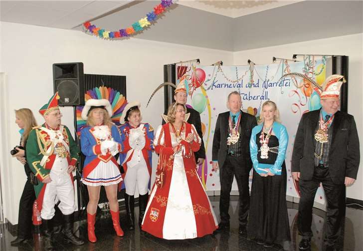 Die Remagener Prinzessin Corinna I. zog unter großem Applaus mit ihrem Hofstaat in das närrische Foyer ein.Schwarz