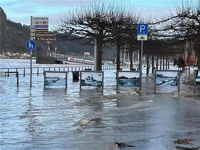 Die Remagener Rheinpromenade stand teilweise unter Wasser. Foto: AB