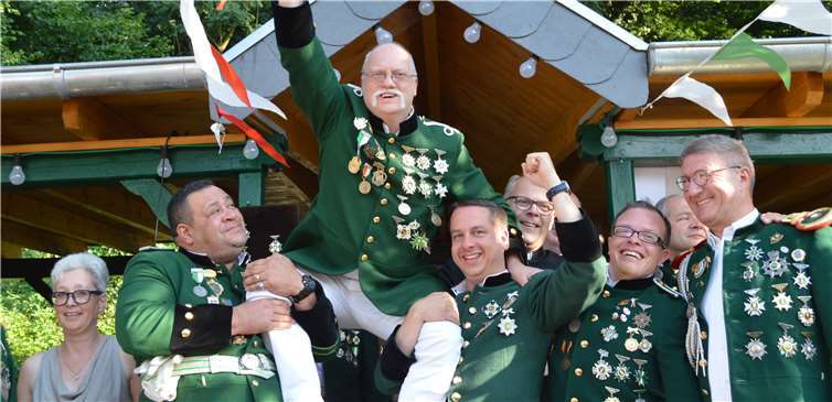 Die Remagener Schützen ließen ihren König Joachim Press hochleben. Fotos: AB