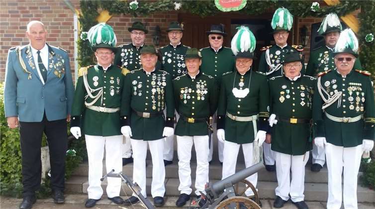 Die Remagener Schützen um König Gereon Wickord (vorne, Dritter von rechts) hatten beim Besuch in der Partnerstadt neben Geschenken auch die Böllerkanone im Gepäck, mit der Peter Netz den Empfang in der Schützenhalle begleitete. Foto: privat