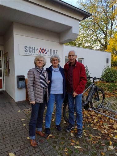 Die Remagener Teilnehmenden vor dem Dorfzentrum (v. l. n. r. : B. Dräger-Denkhaus, E. Padubrien, R. Draws,  Foto: Hildegard Luttenberger