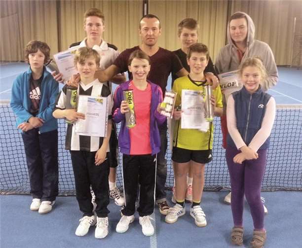 Die Remagener Tennis-Jugend und Cheftrainer Roman Garzorz. Privat