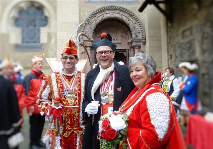 Die Remagener Tollitäten mit Pastor Frank Klupsch vor der Peter und Paul Kirche nach dem Gottesdienst auf dem Kirchhof. Foto: privat
