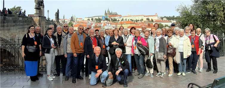 Die Remagener VHS-Reisegruppe vor der Karlsbrücke mit Hradschin und St.-Veits-Dom im Hintergrund. Foto: VHS Remagen