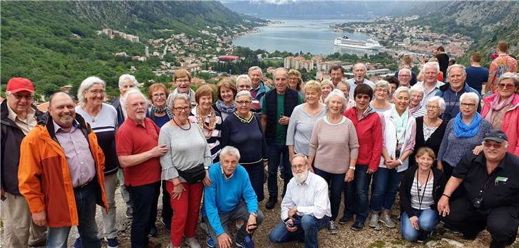 Die Remagener VHS-Reisegruppe vor der durch das rund 2000 Meter hohe Lovcen-Gebirge eingerahmten Bucht von Kotor.Fotos: VHS Remagen