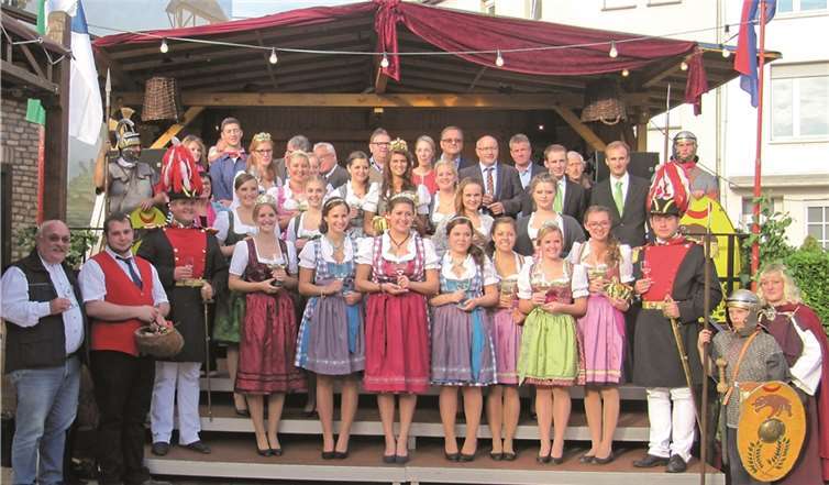 Die Remagener Weinkönigin Ronja I. (4.v.l.) nahm mit ihren Prinzessinnen Laura und Inga am Majestäten-Treffen in Rheinbrohl teil. Picasa