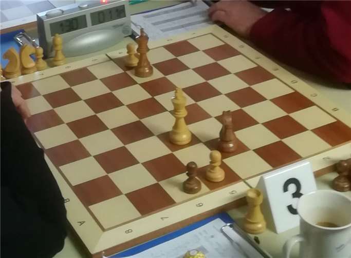 Die Remis-Stellung an Brett Drei in der Partie Uwe Vetter gegen Günter Wohde.Patrick Bast