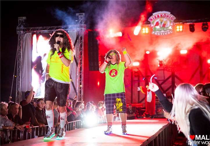 Die "Remmi Demmi Boys" Ollli und Micha auf Malle in ihremElement. Foto: Mario Kersting