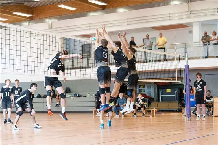 Die Rengsdorfer André Bergen (5), Manuel Dyck (10) und Georg Bergen (11) im Dreierblock  Foto: TV Rengsdorf